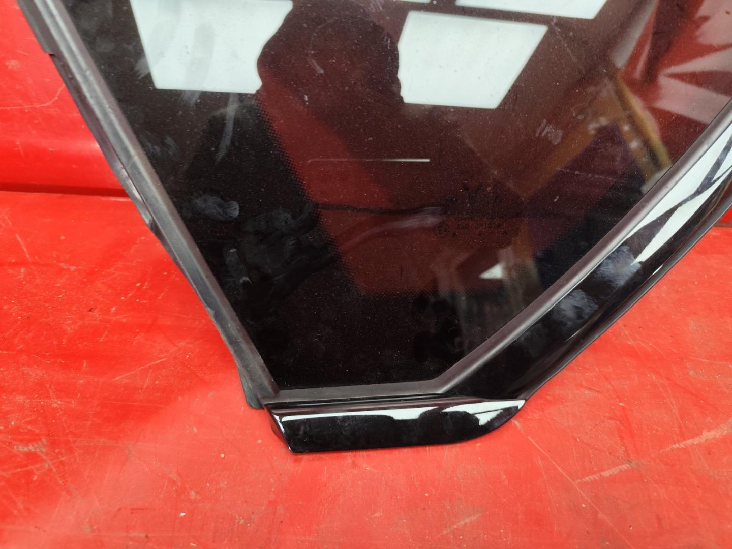 Стекло боковое