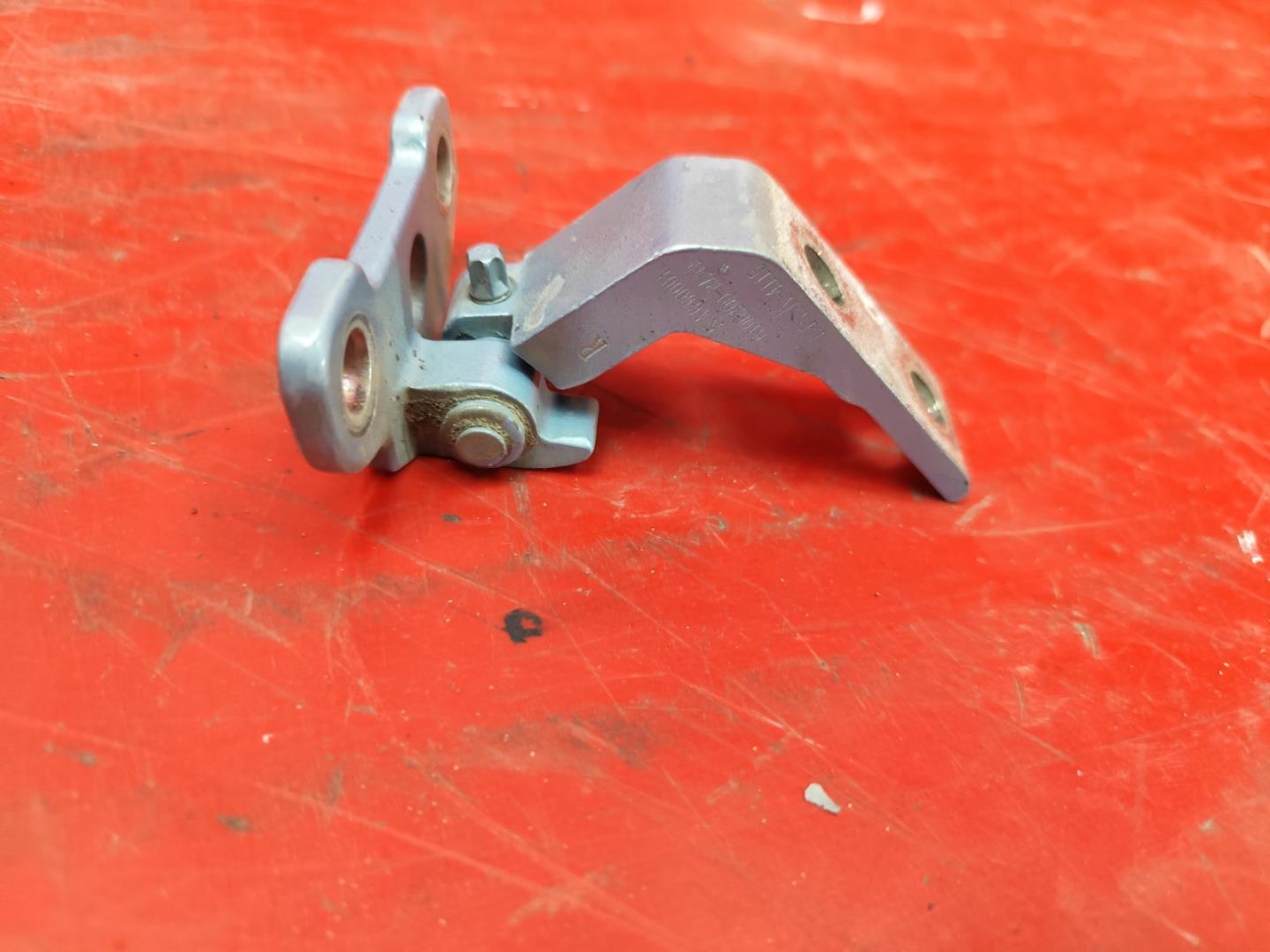 Петля двери