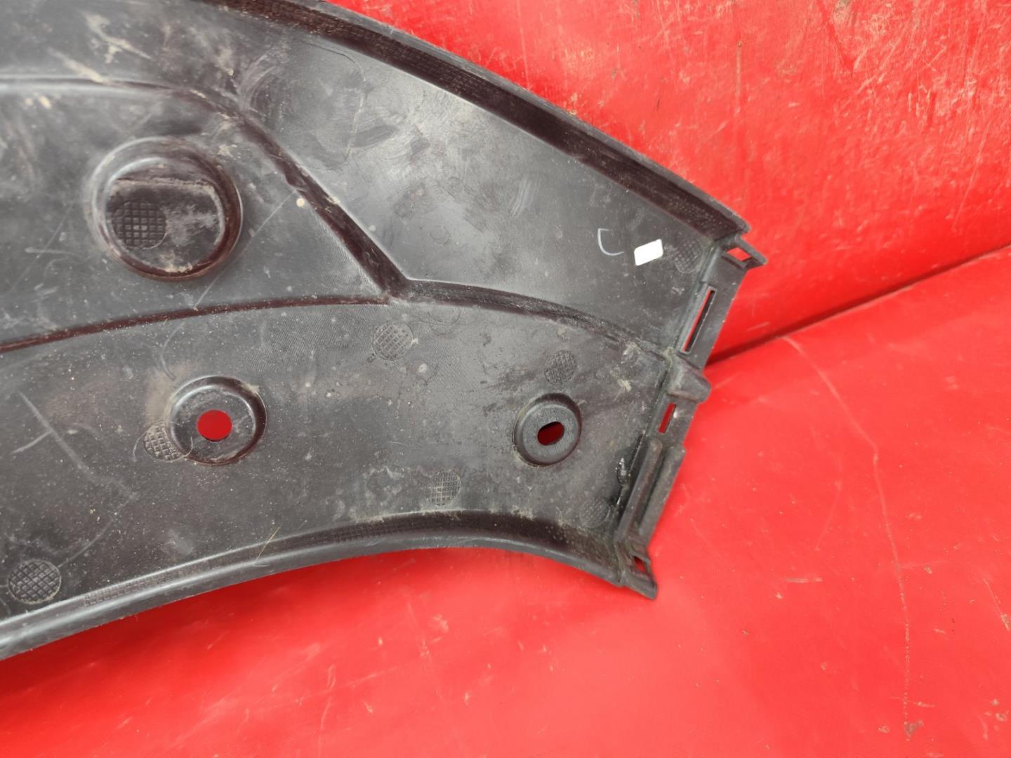 Кожух замка капота