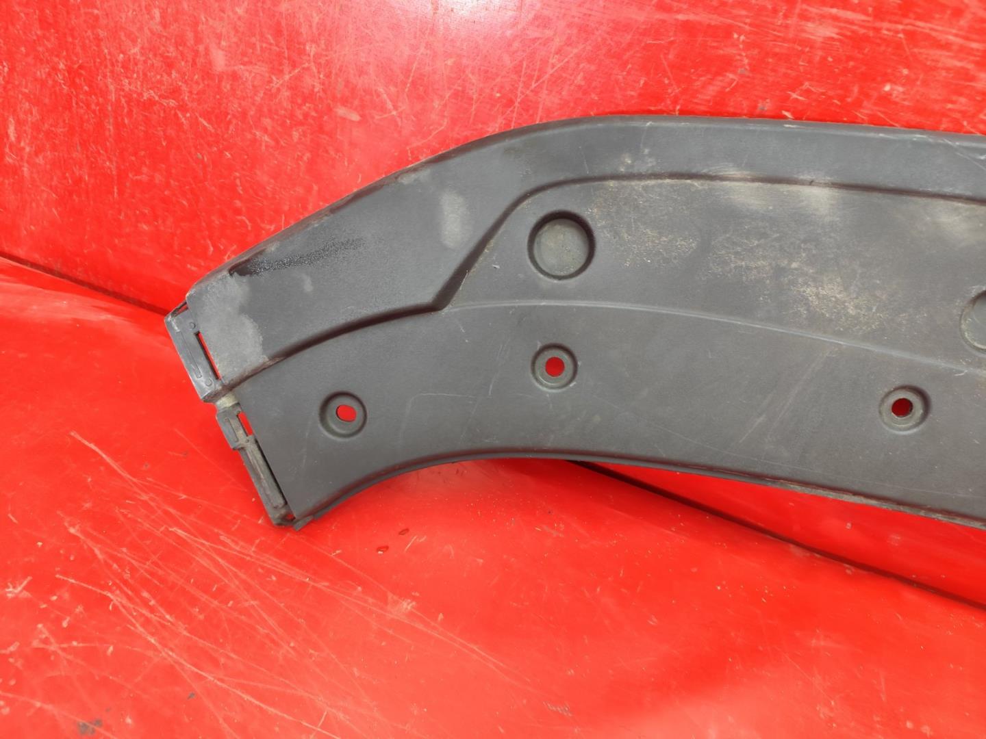 Кожух замка капота