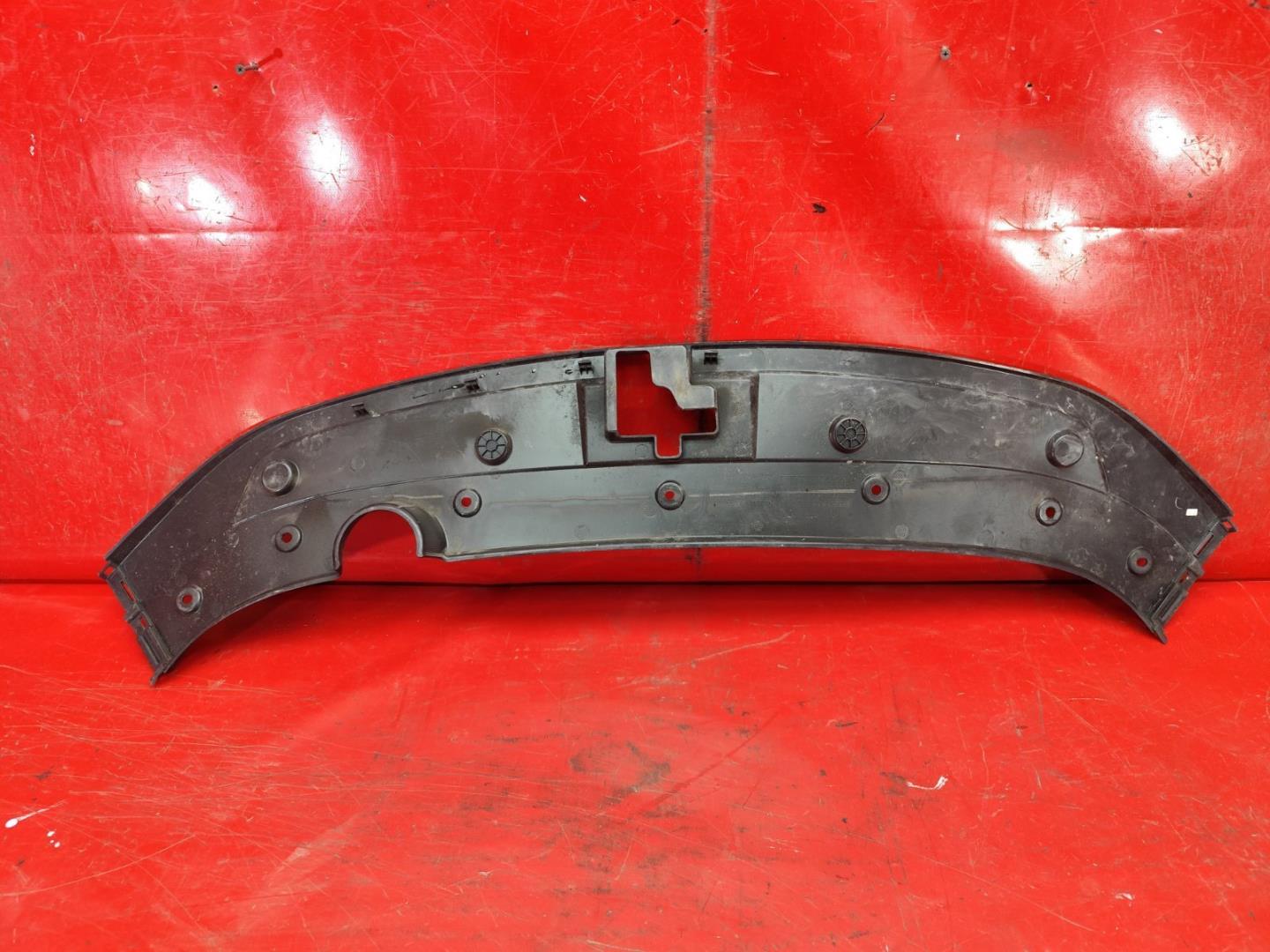 Кожух замка капота