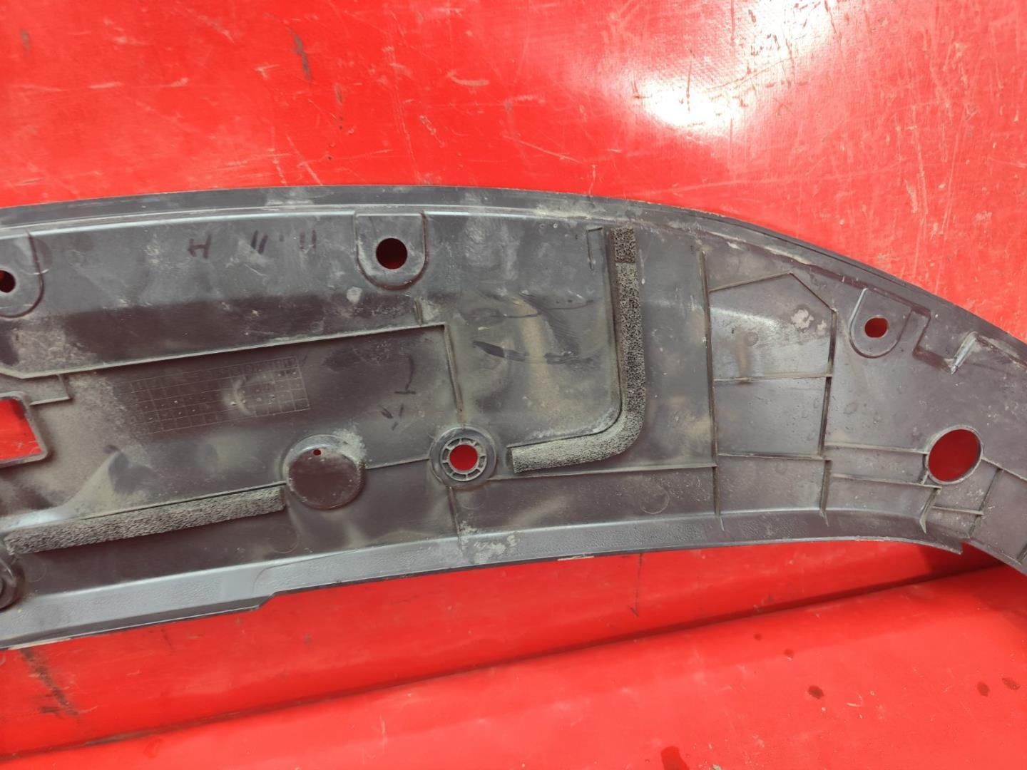 Кожух замка капота