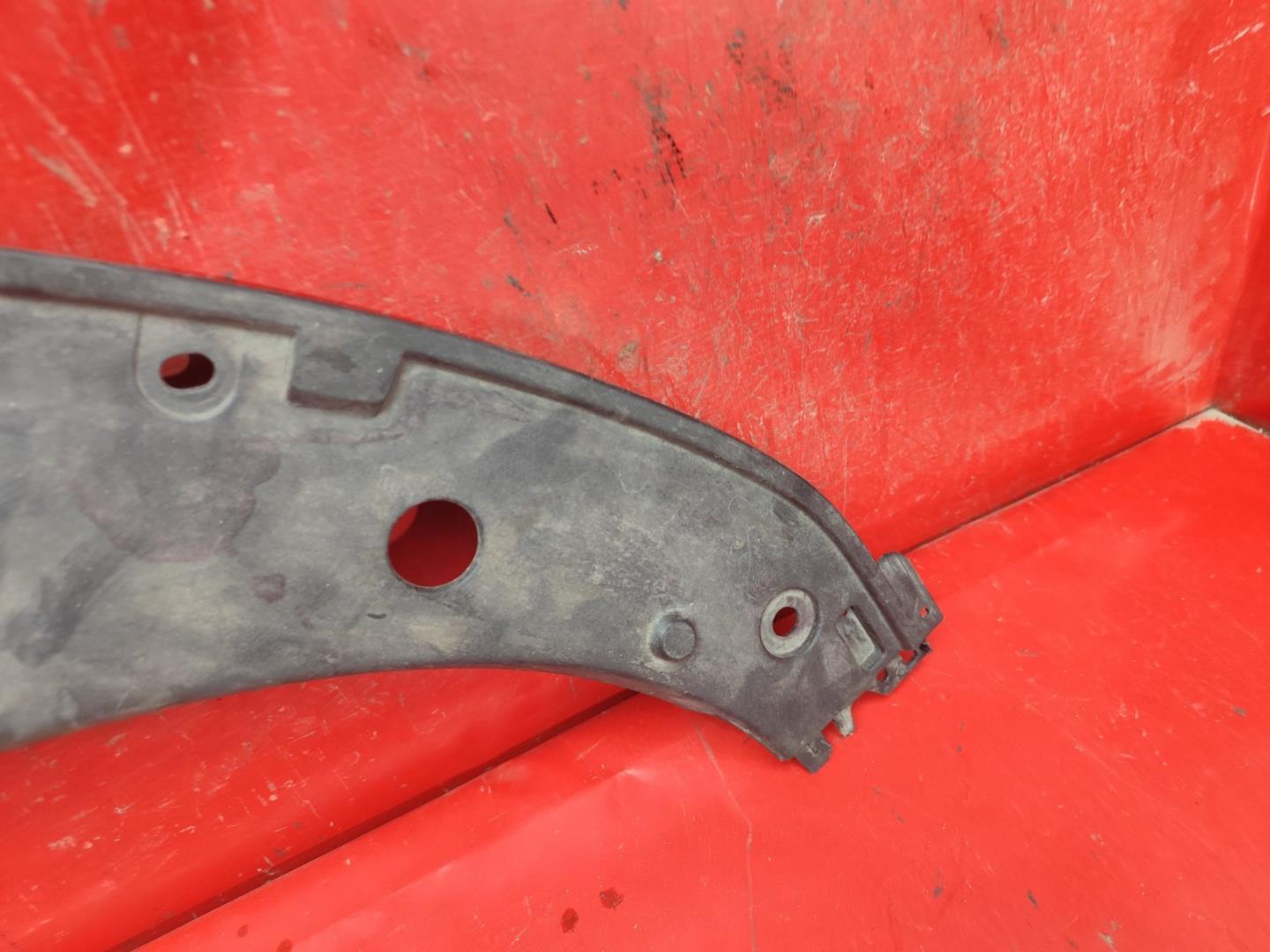 Кожух замка капота