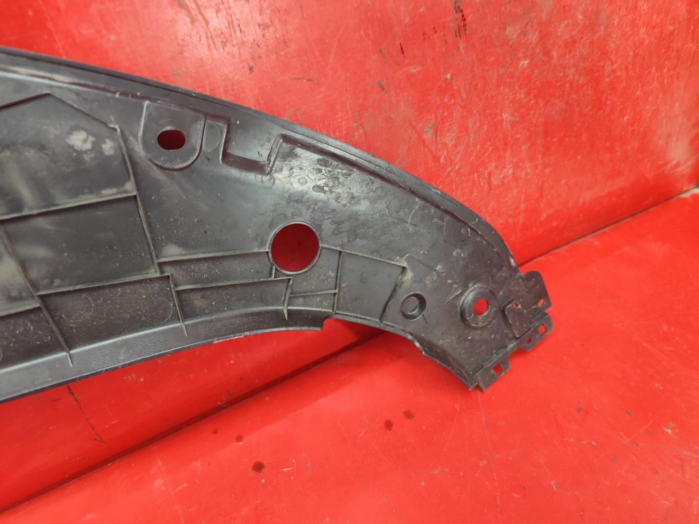 Кожух замка капота