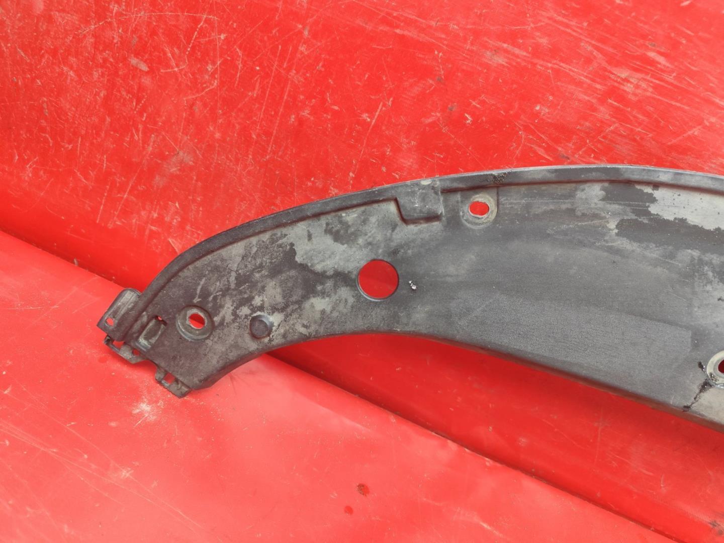 Кожух замка капота