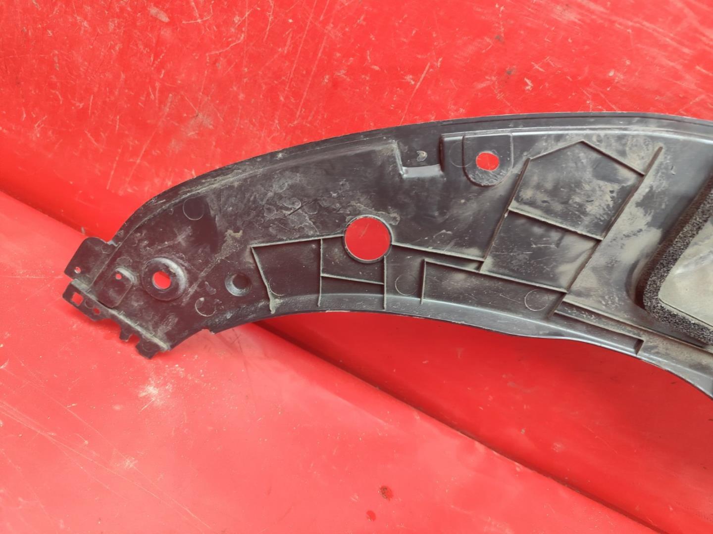 Кожух замка капота