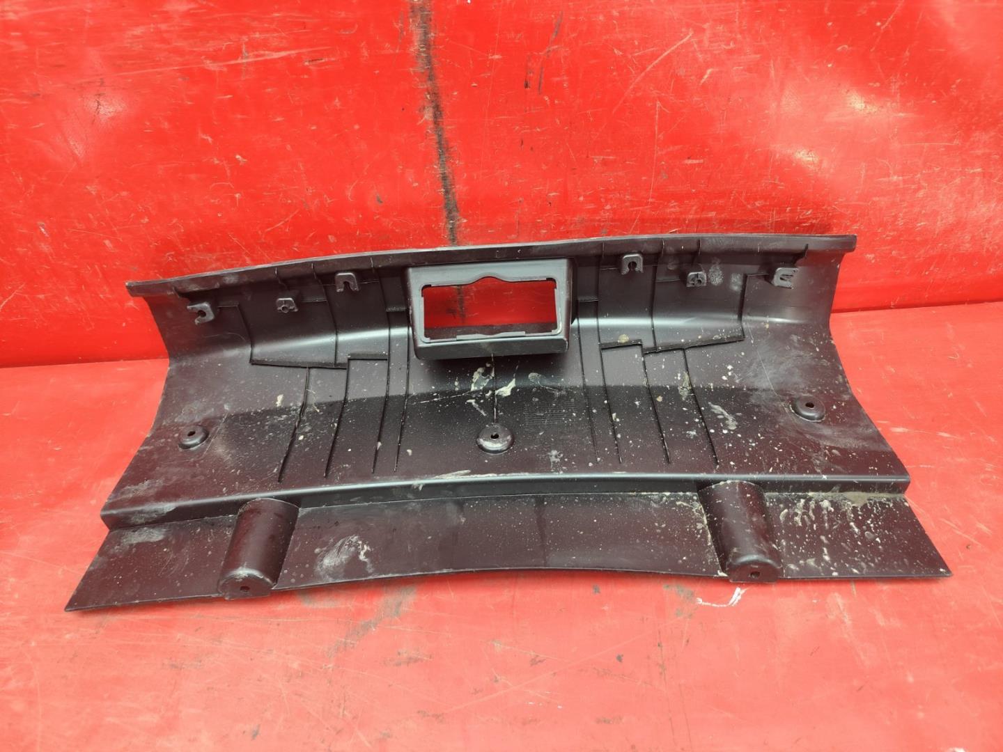 Кожух замка багажника