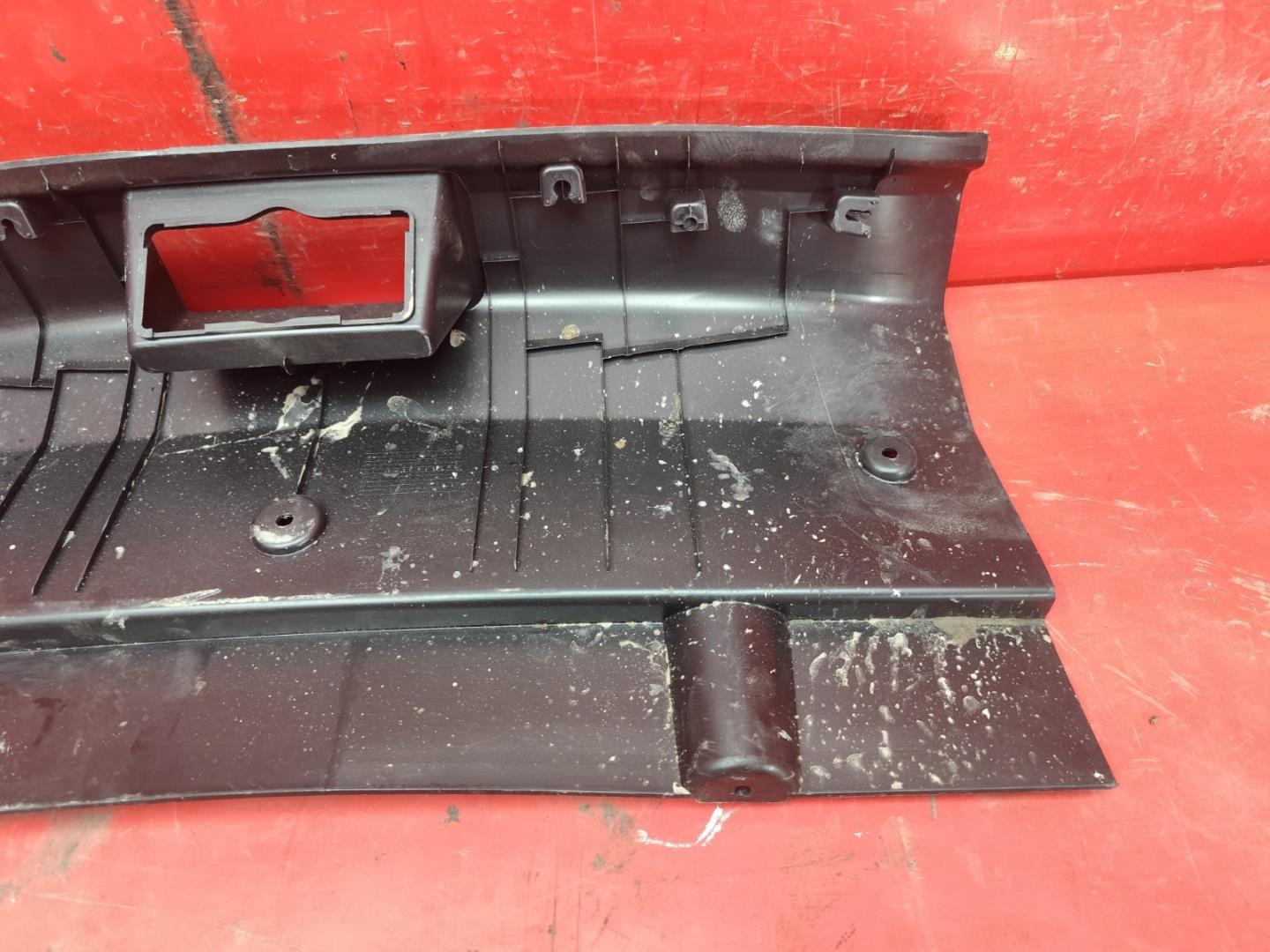 Кожух замка багажника