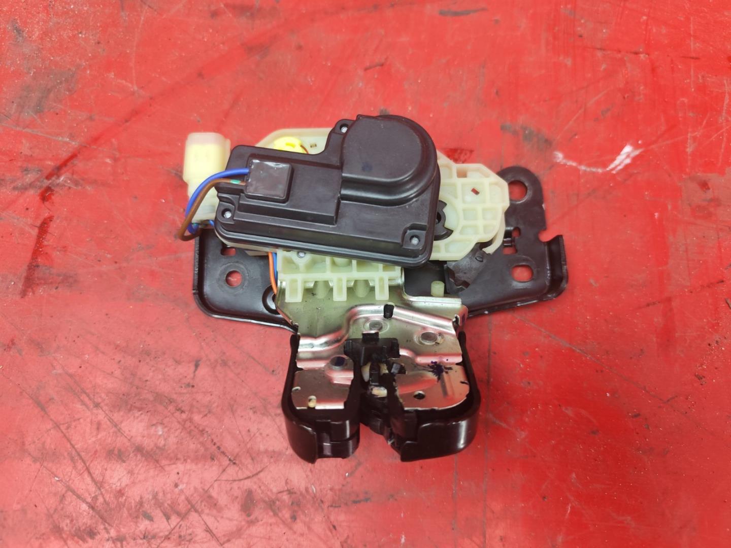 Замок багажника