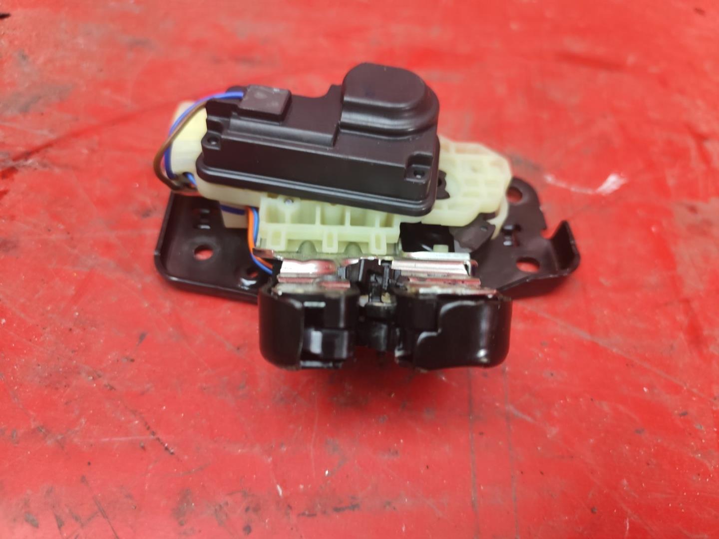 Замок багажника