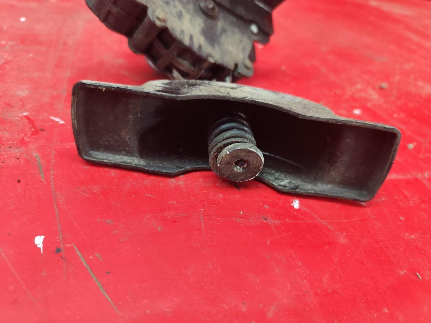 Механизм подъема запасного колеса