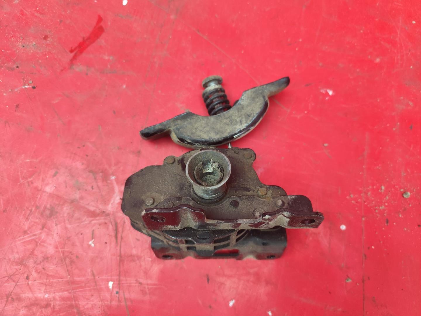 Механизм подъема запасного колеса