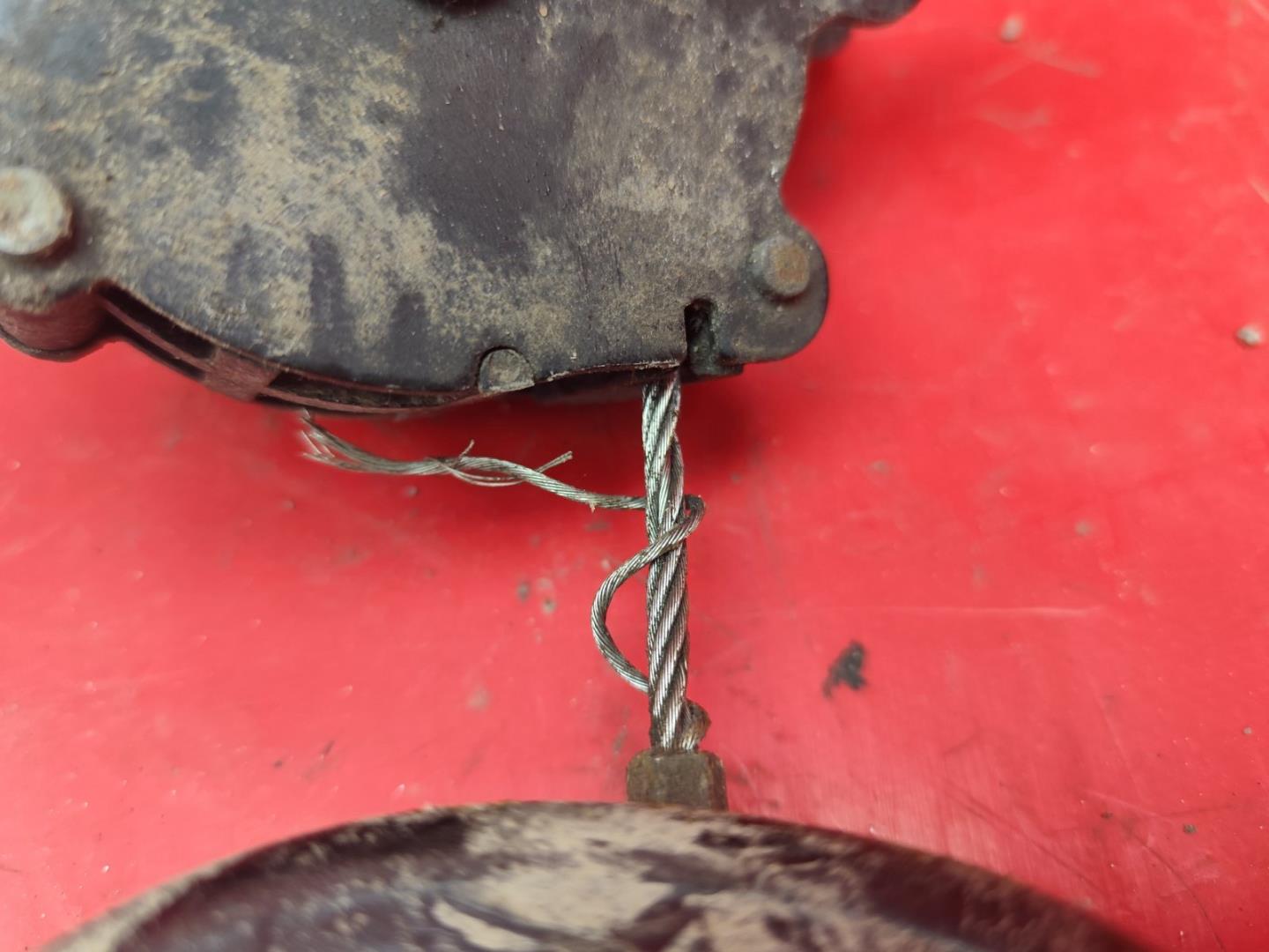 Механизм подъема запасного колеса