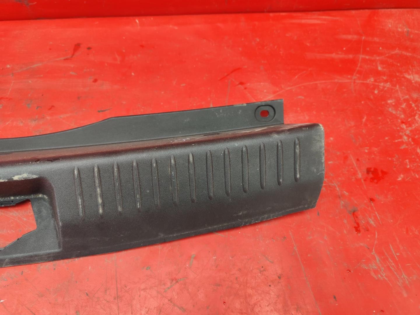 Кожух замка багажника