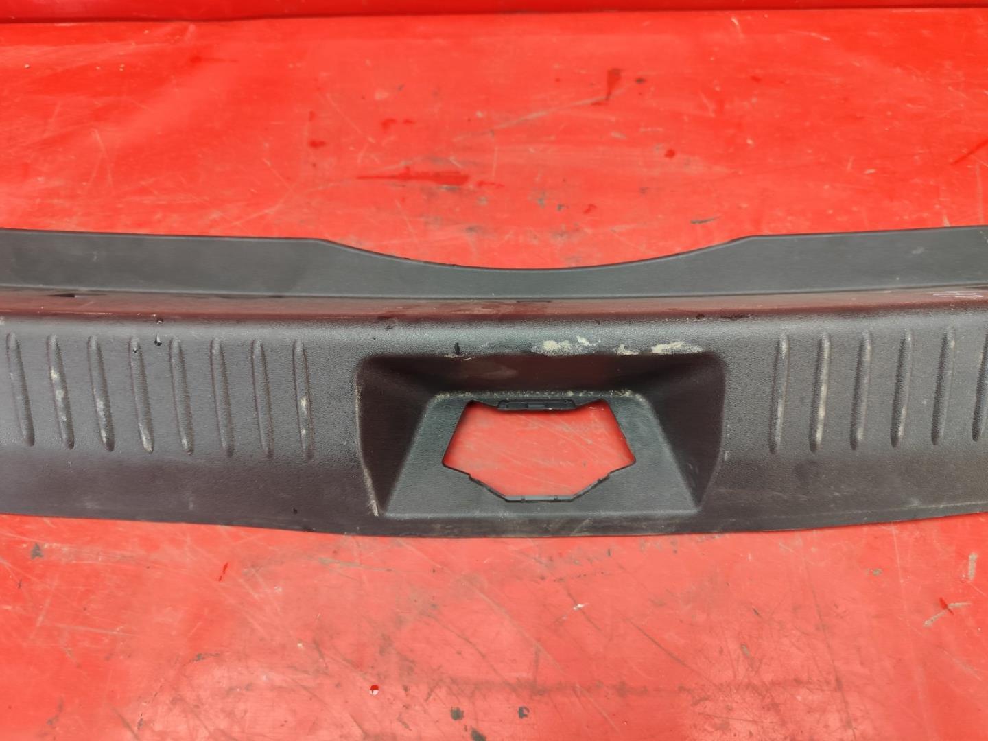 Кожух замка багажника