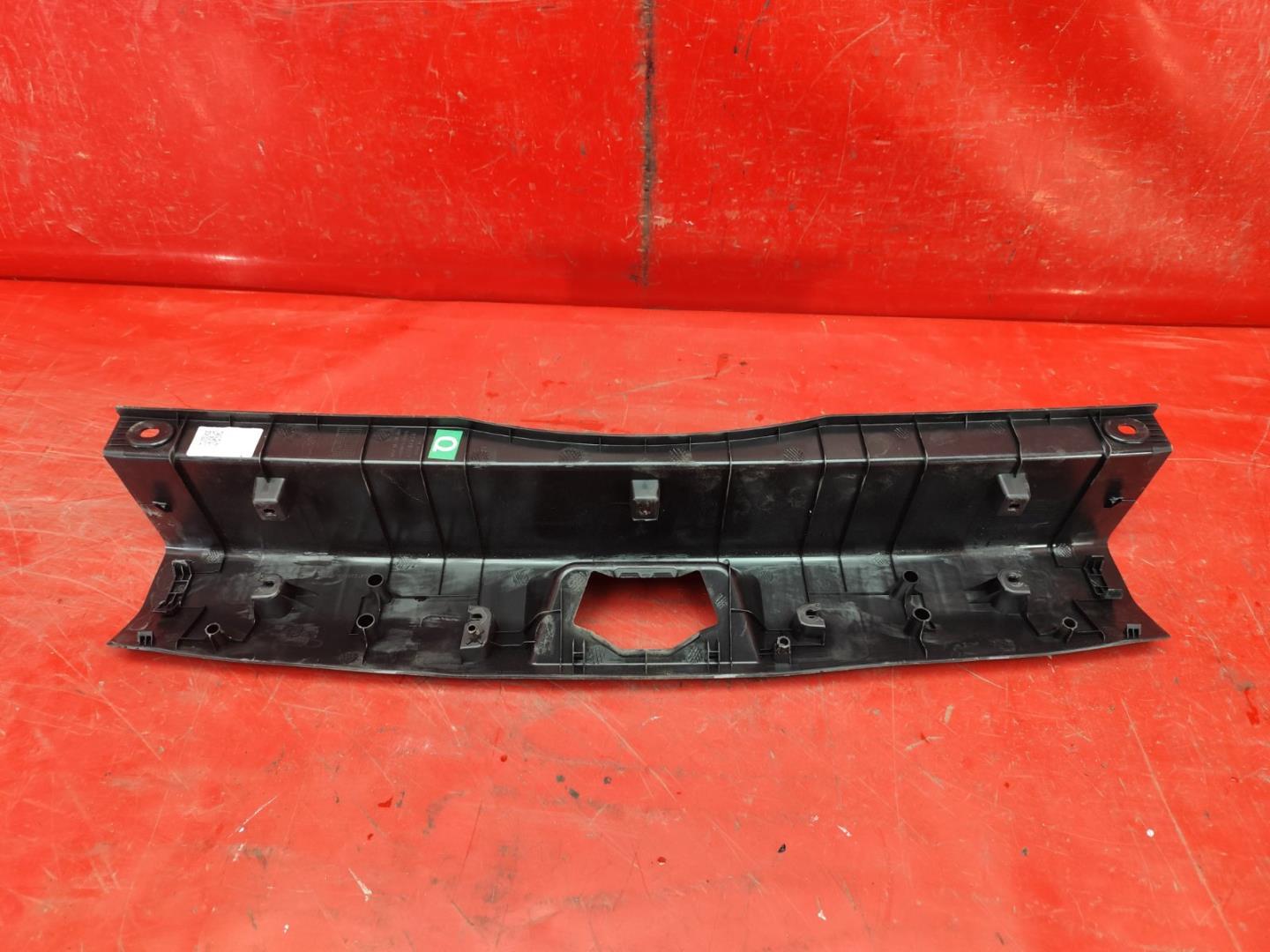 Кожух замка багажника