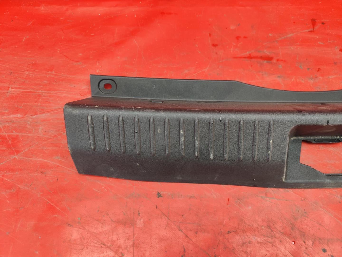 Кожух замка багажника