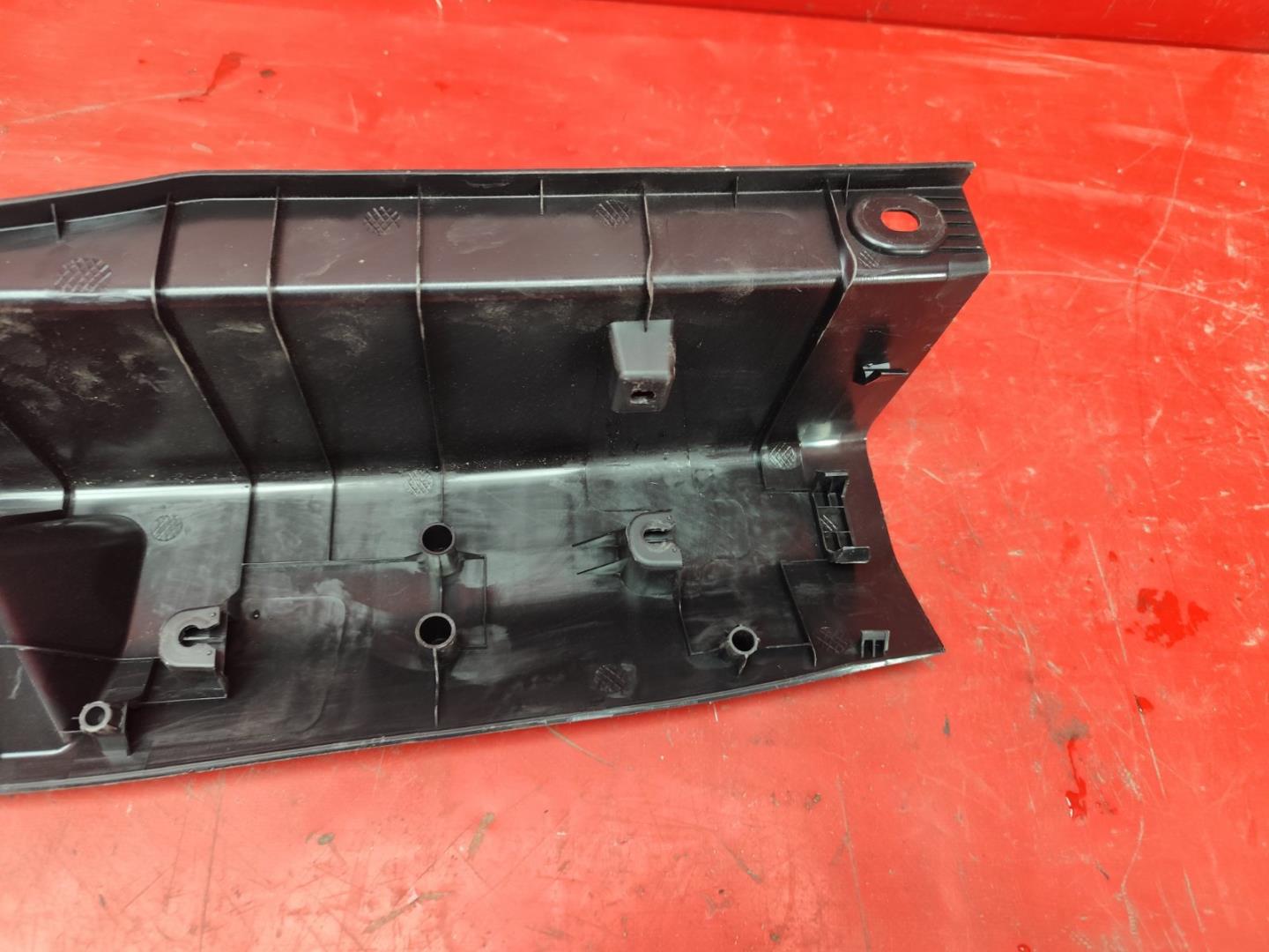 Кожух замка багажника