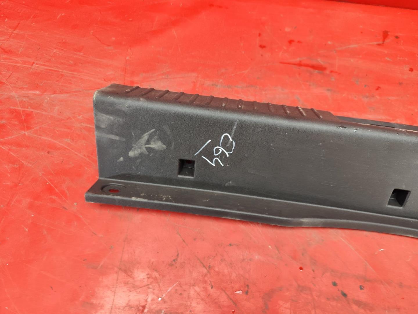 Кожух замка багажника