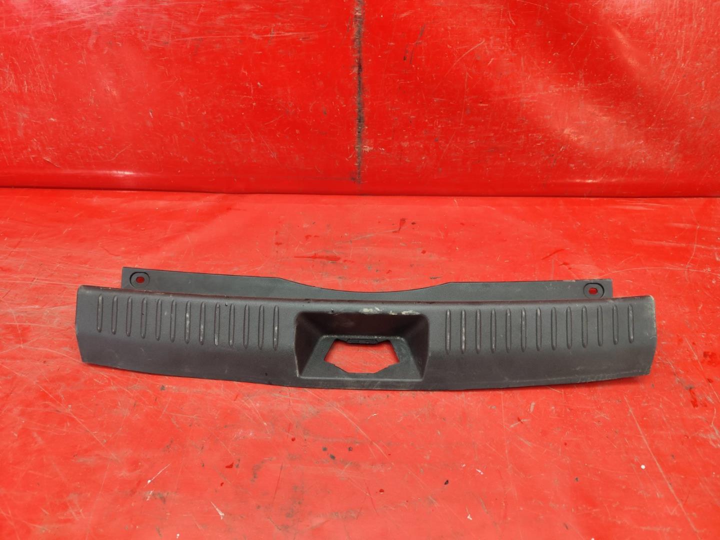 Кожух замка багажника