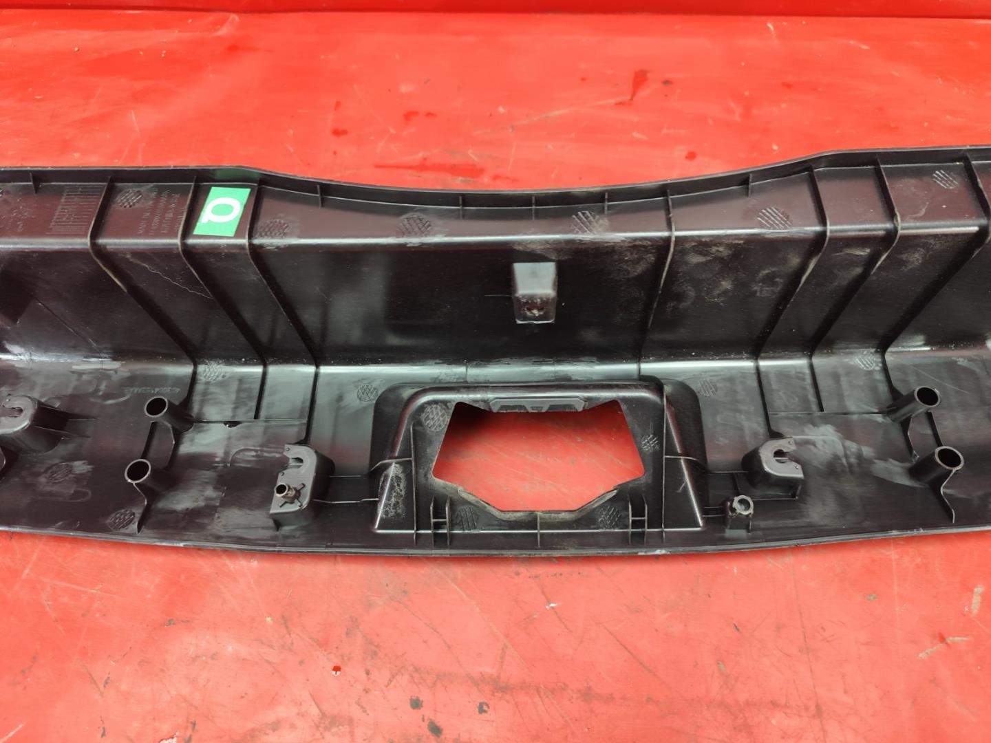 Кожух замка багажника