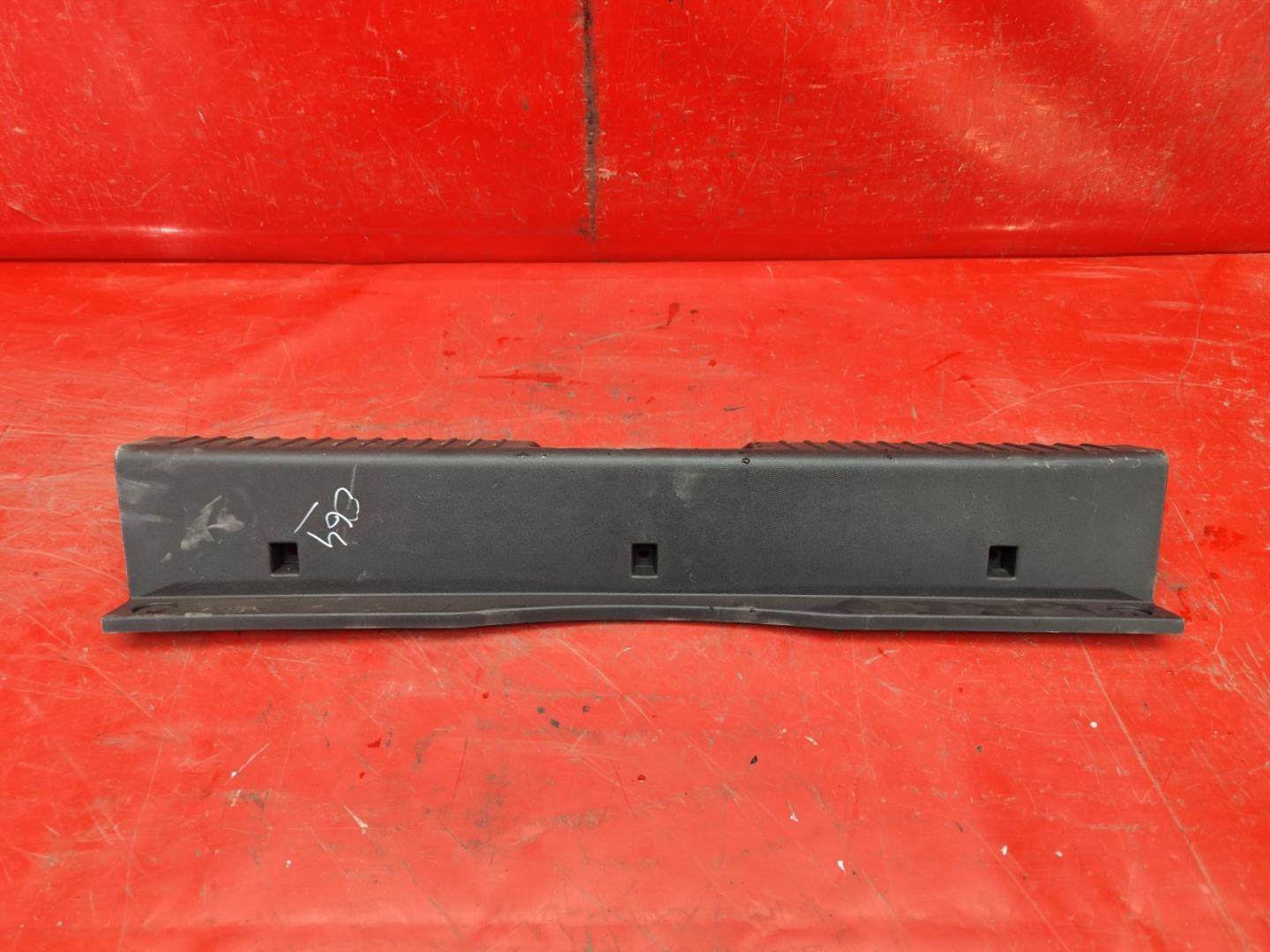 Кожух замка багажника