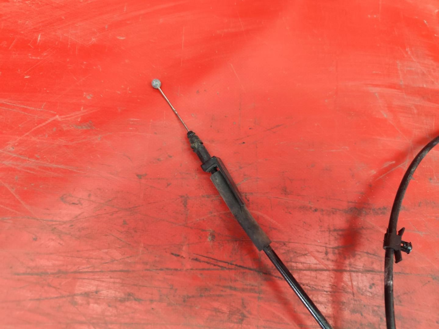 Трос открывания капота