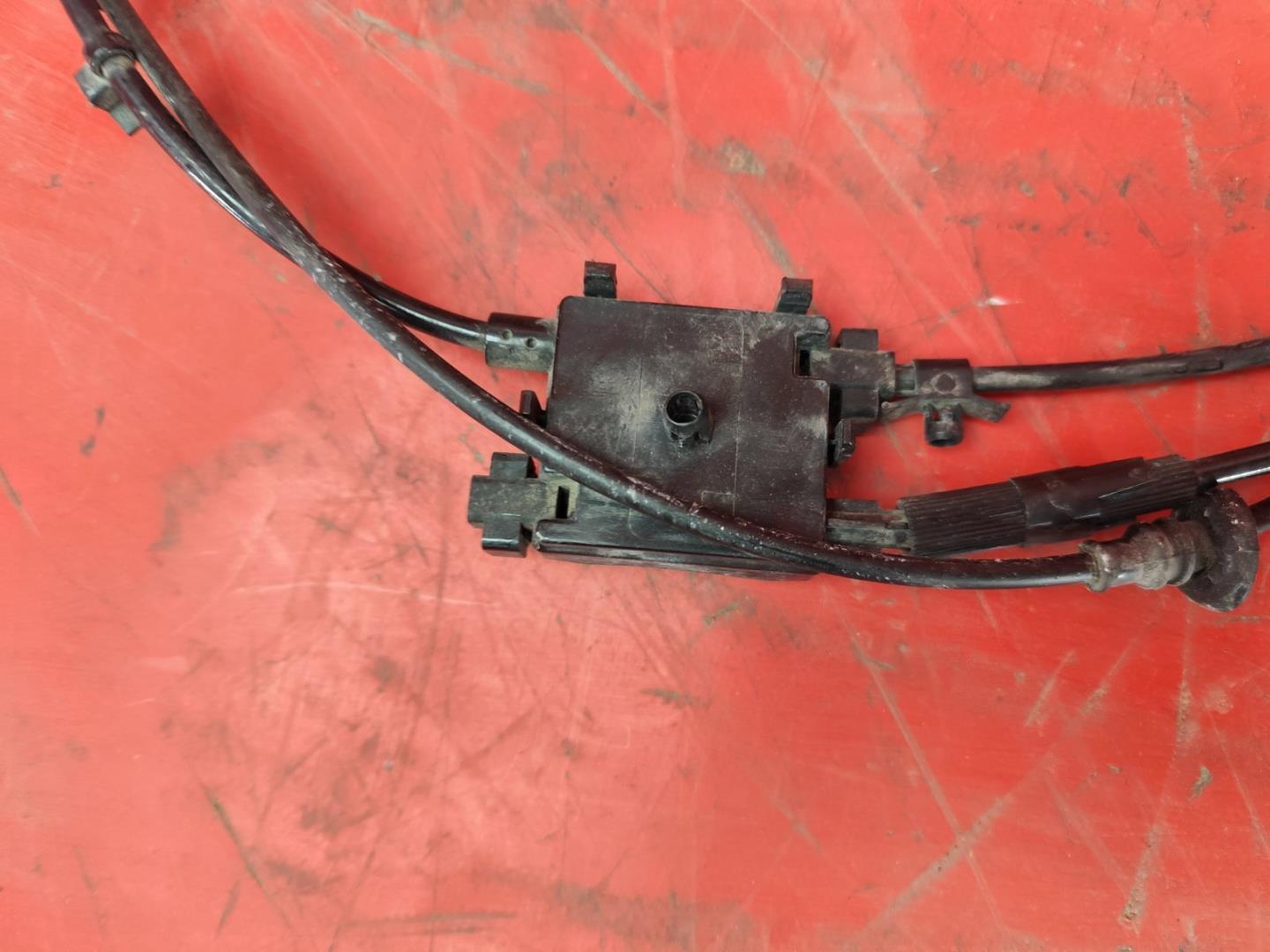 Трос открывания капота