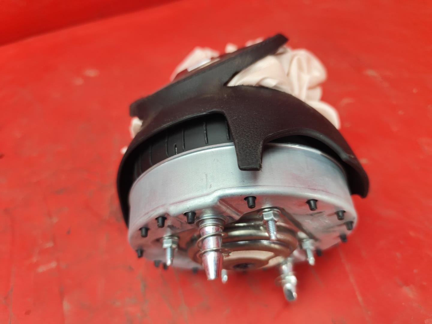 Подушка безопасности в рулевое колесо