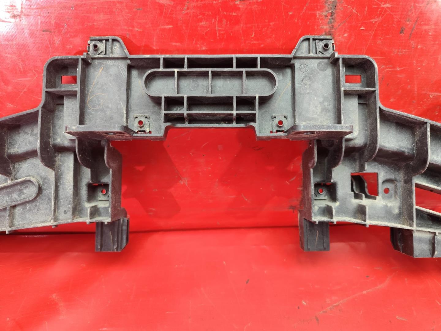 Кронштейн решетки радиатора