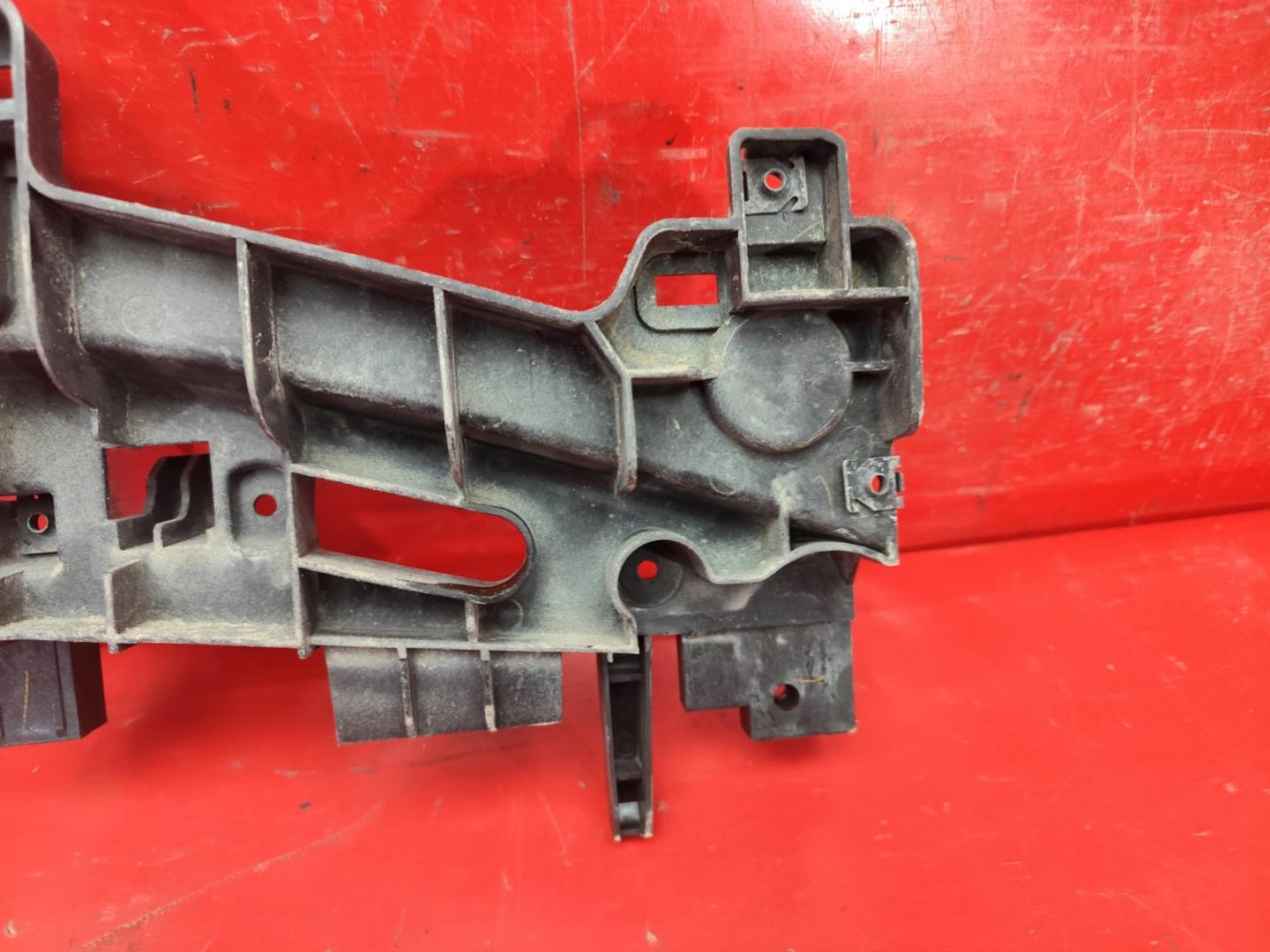 Кронштейн решетки радиатора