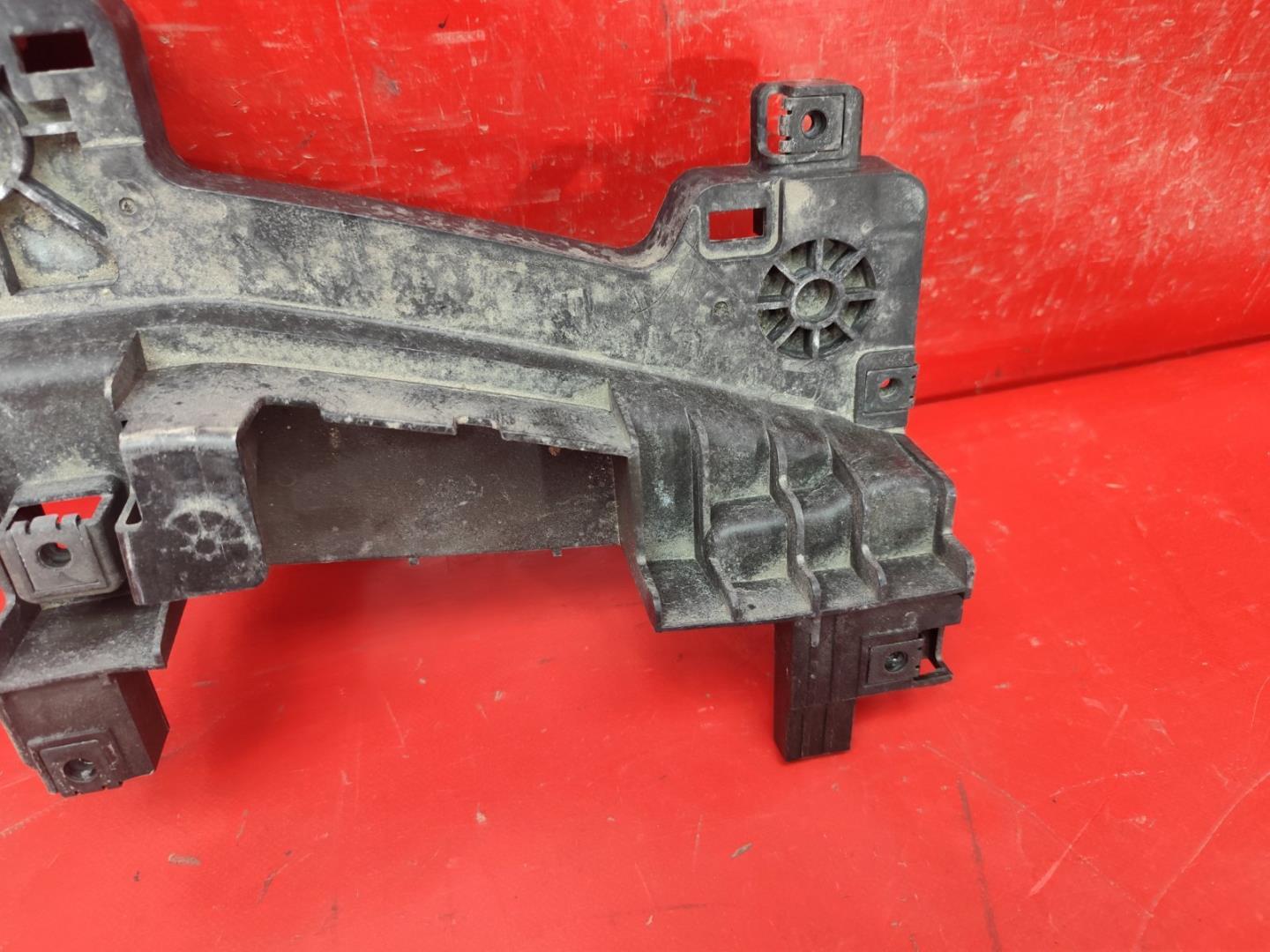 Кронштейн решетки радиатора