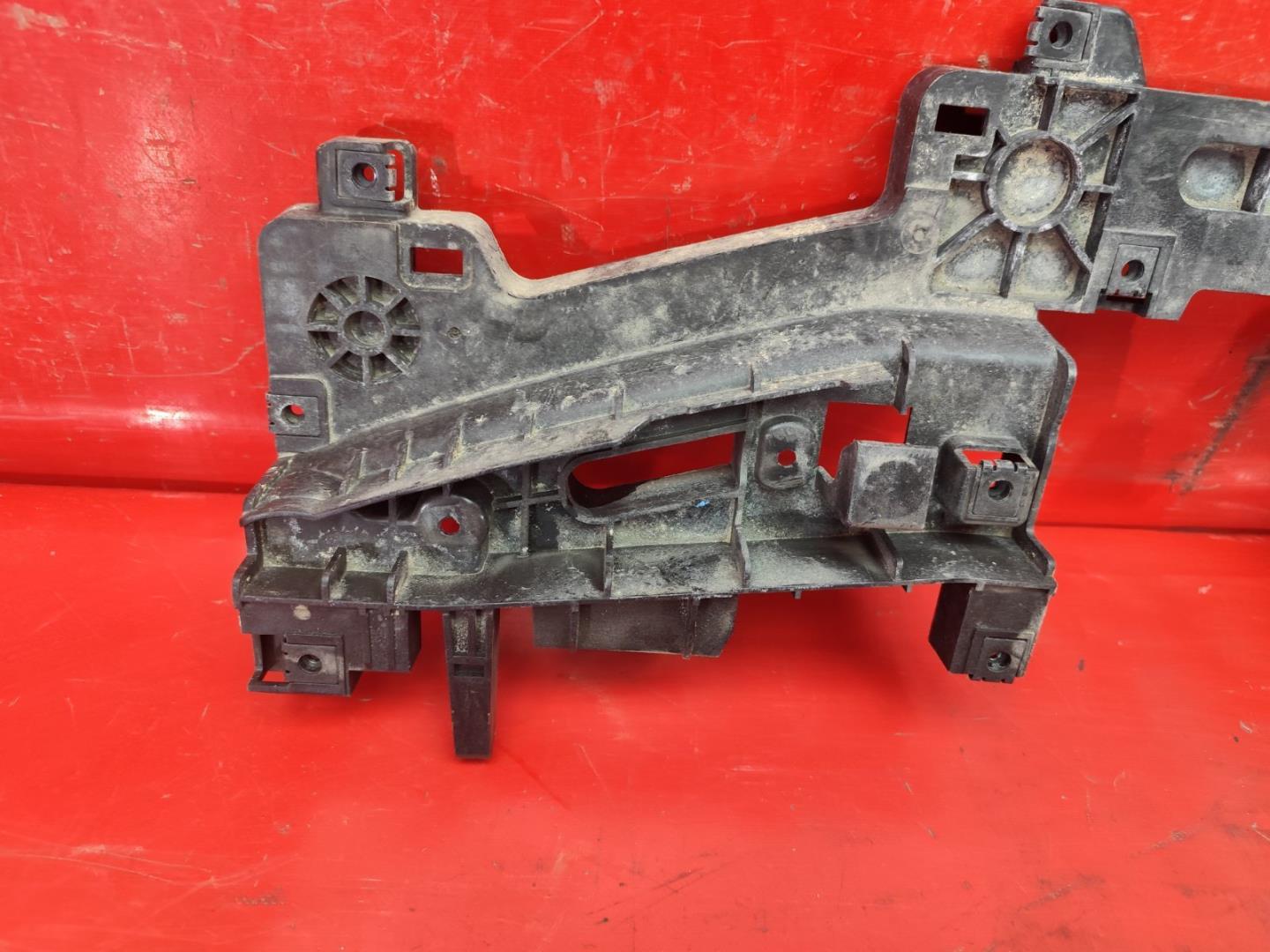 Кронштейн решетки радиатора