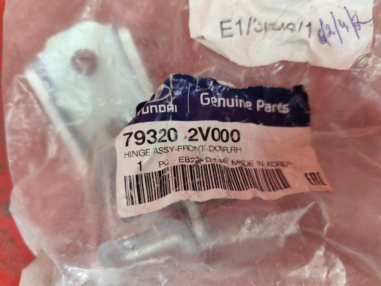 Петля двери