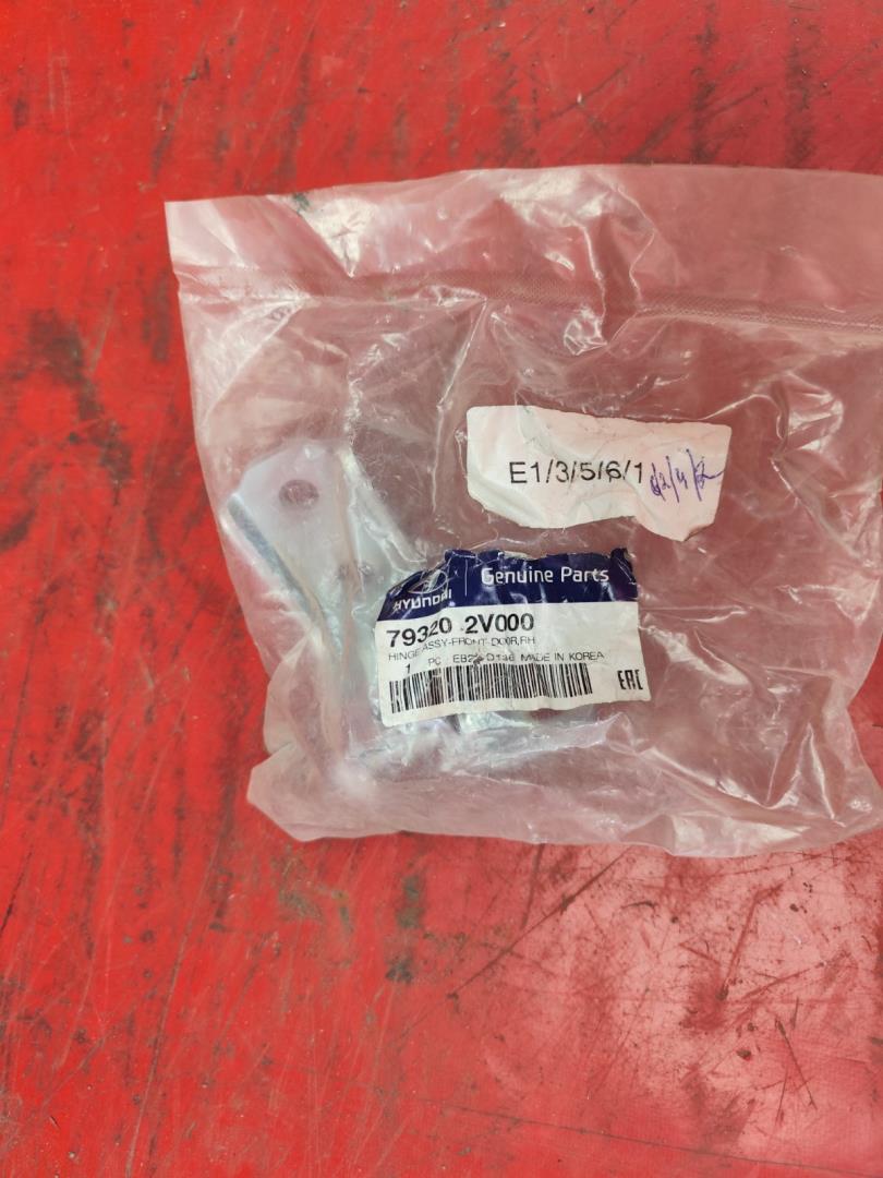 Петля двери