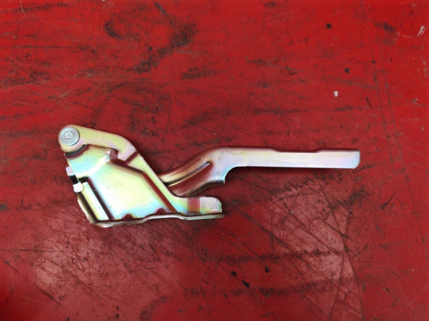 Петля капота