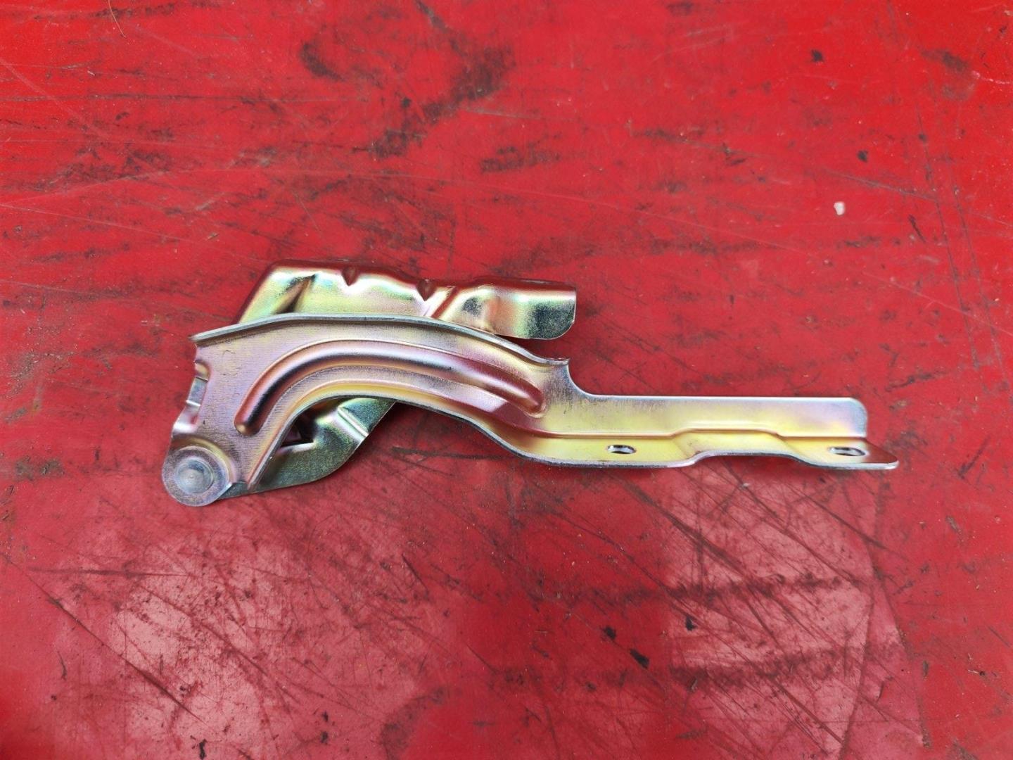 Петля капота