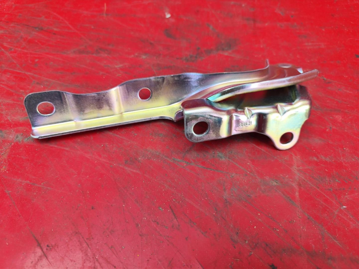 Петля капота