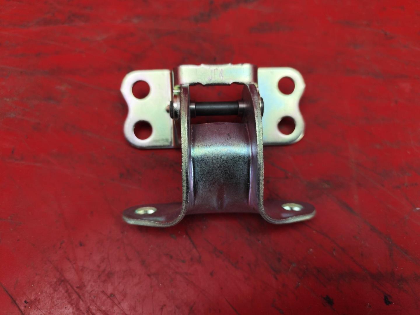 Петля двери