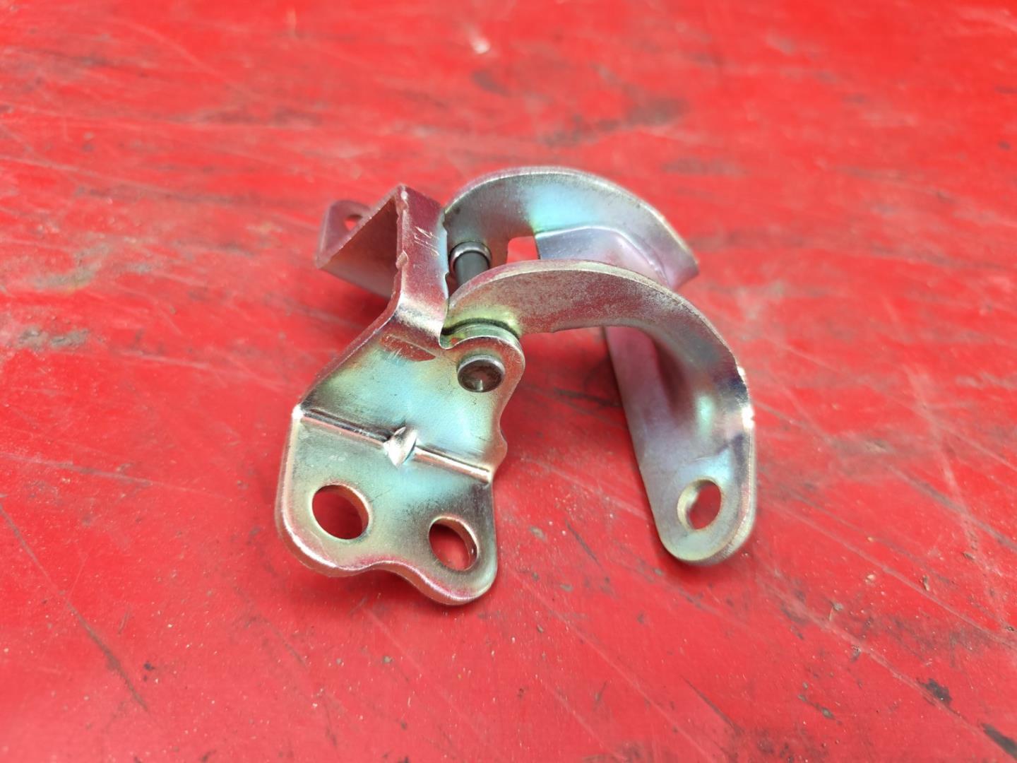 Петля двери