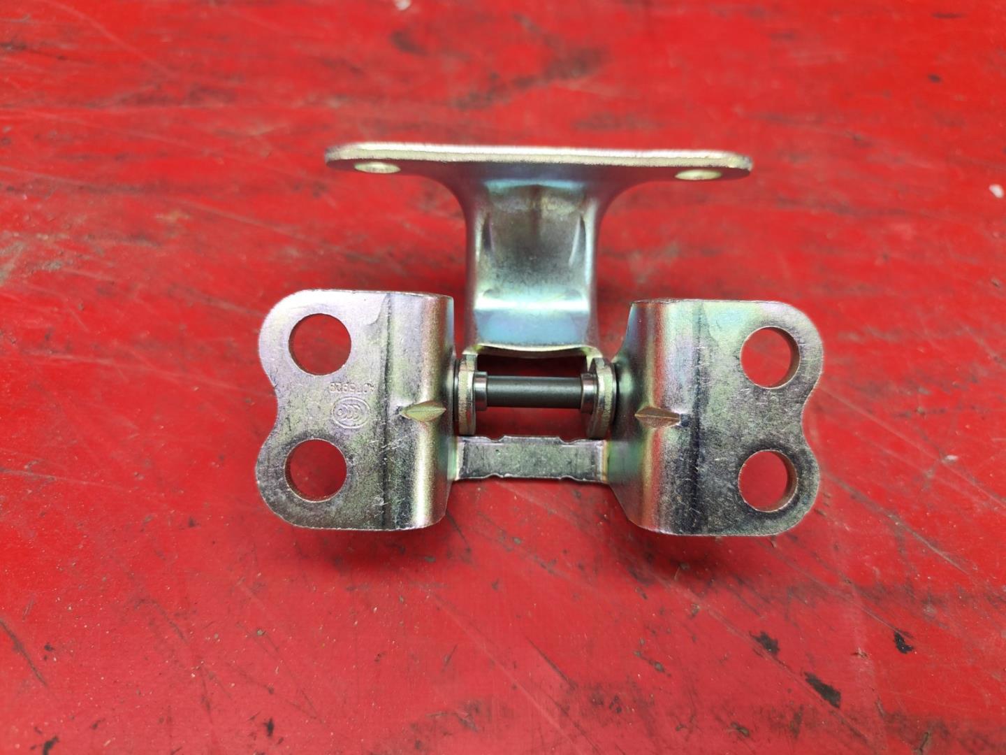 Петля двери