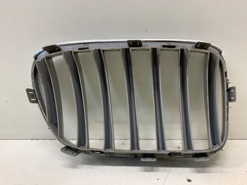 Решетка радиатора левая