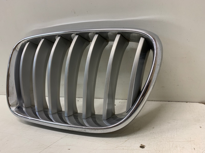 Решетка радиатора левая