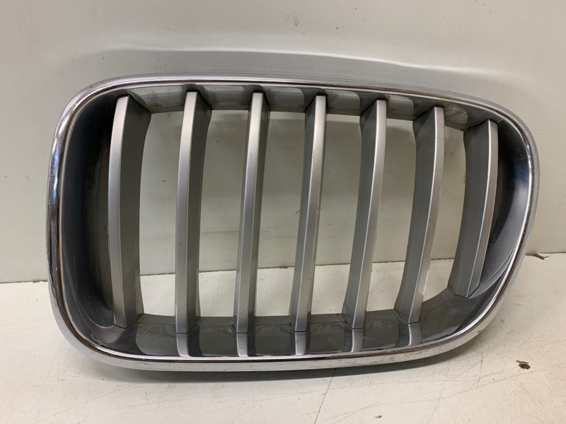 Решетка радиатора левая