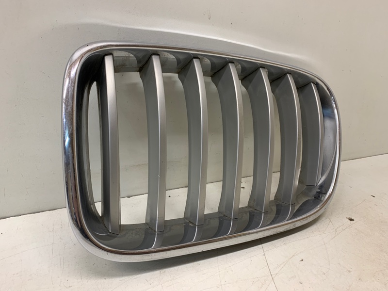 Решетка радиатора левая