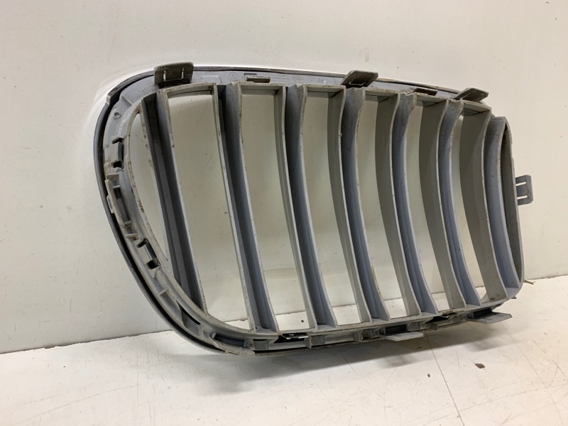 Решетка радиатора левая