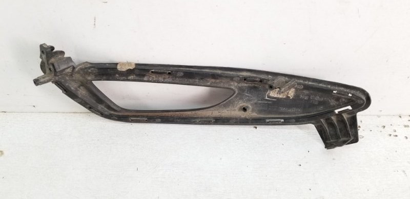 Рамка противотуманной фары правой