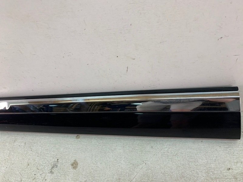 Накладка двери передней левой