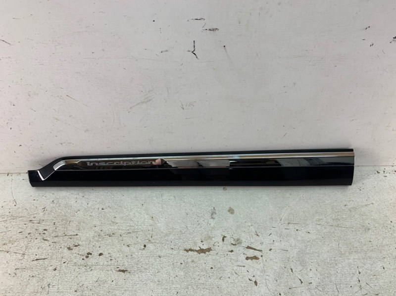 Накладка двери передней левой