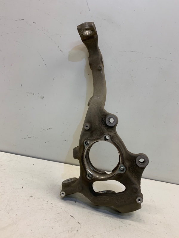 Кулак поворотный передний левый